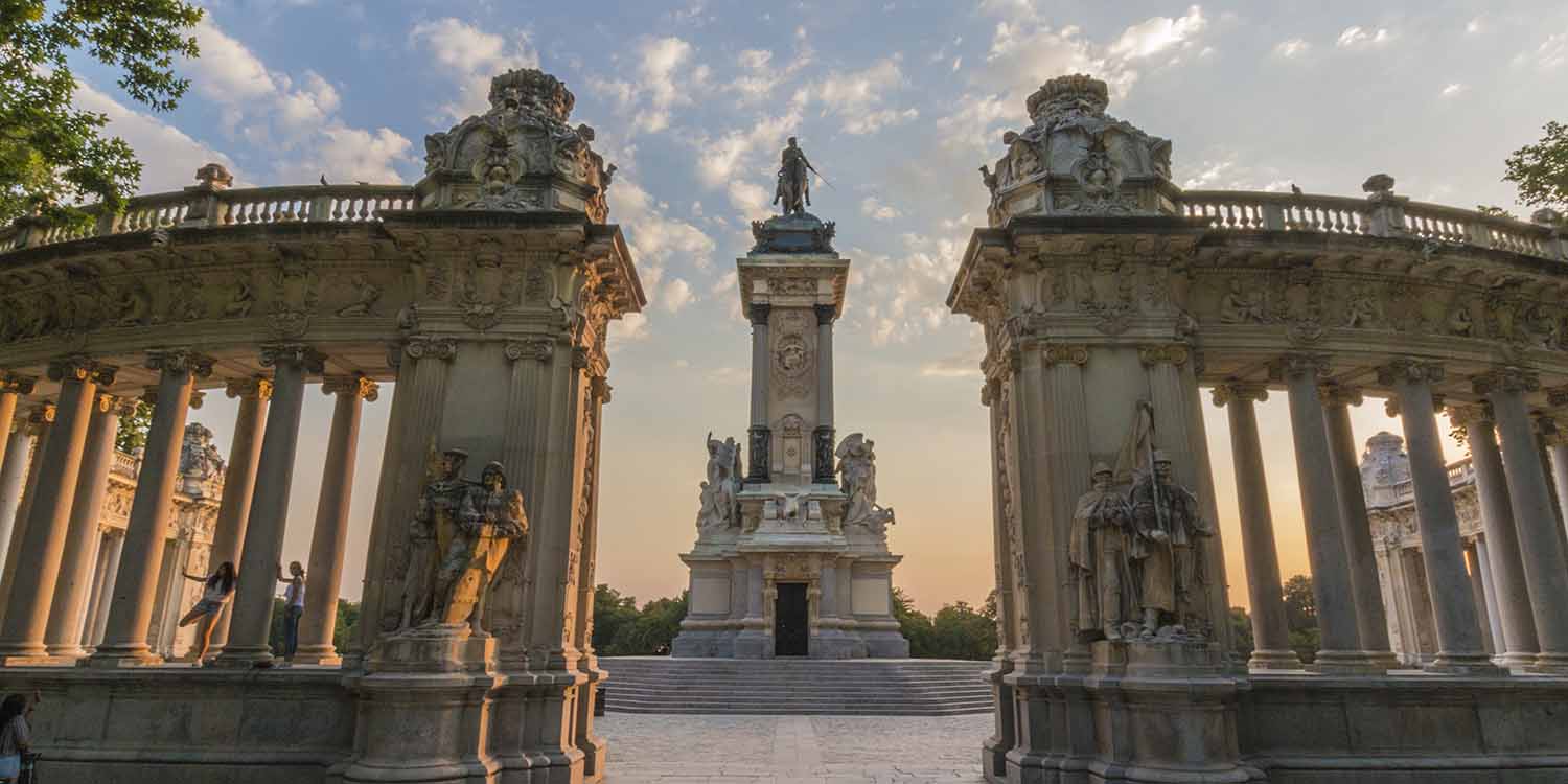 Estanque grande Retiro Madrid. Monumento a Alfonso XII.